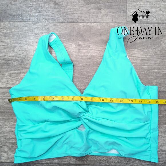 CharmLeaks Twist Front Keyhole Bikini Top Size 2XL - Picture 2 of 3